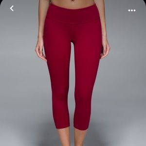 Reversible lululemon cropped leggings in cranberry